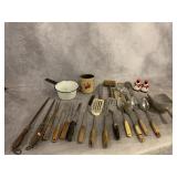 ASSORTED KITCHEN UTENSILS