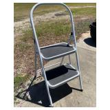MECO USA 2 LEVEL STEP LADDER