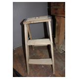 SMALL WOOD STEP LADDER SMALL WOOD STEP LADDER
