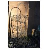 DECORATIVE METAL GARDEN FLOWER HOLDER DECORATIVE METAL GARDEN FLOWER HOLDER