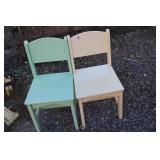 LOT OF TWO WOOD CHILDRENS CHAIRS LOT OF TWO WOOD CHILDRENS CHAIRS