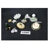 LOT OF SIX VINTAGE COSTUME PINS AND BROOCHES LOT OF SIX VINTAGE COSTUME PINS AND BROOCHES