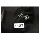 LOT OF TWO WOMENS FASHION RINGS SIZE 6 , 9 LOT OF TWO WOMENS FASHION RINGS SIZE 6 , 9