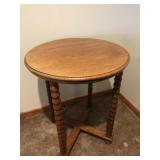 Round oak table measures 24 inches in diameter 29