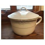 Chamber pot with lid