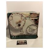 20 piece holiday porcelain set