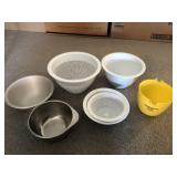 Pampered chef strainer and bowls