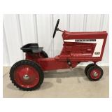 Farmall 806 pedal tractor Ertl 45060401