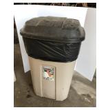 34 gallon trashcan with lid