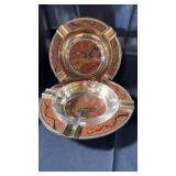 2 ashtrays