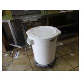 Rubbermaid Brute 20 gal Trash Bin w/ Casters