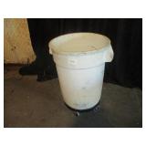 Brute White Trash Bin