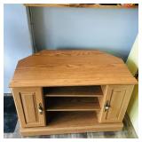 Wooden TV Stand (22 1/2' x 35 1/2' x 21 1/2') Wooden TV Stand (22 1/2' x 35 1/2' x 21 1/2')