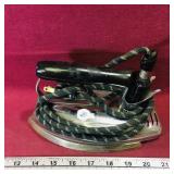 Vintage Clothing Iron (5' x 8 1/2' x 4 1/4') Vintage Clothing Iron (5' x 8 1/2' x 4 1/4')
