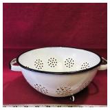 Vintage Enamelled Pasta Strainer (4 1/4" x 9")