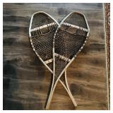 Pair Of Wall Hanger Snowshoes (Antique)