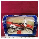 2004 NewRay Honda CR 250R (1:12 Scale)