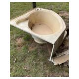 Round Soaker Tub w/Seat