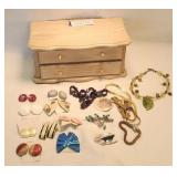 Wooden musical jewelry Box with jewelry (works)