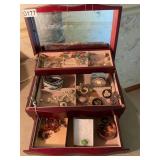 Womenï¿½s jewelry box brooches earrings, bracelets