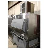 Scotsman F1522a-32d 1500lb. Self Contained Ice Maker W/ Bin And 2 Carts