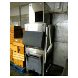 Hoshizaki Self-contained 800lb Ice Flaker With Bin