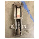 Hydraulic floor jack works