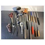Vintage kitchen tools incl scissors