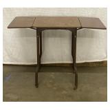 Rolling table with two extendable sides