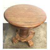 Beautiful oak end table- 24"x20"