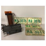 Emerson under the counter clock radio, turns on