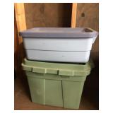 2 Rubbermaid tote with lids