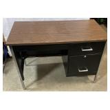 Vintage desk w/ keys 40'x28.5x20'
