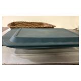 Pyrex 3 qt container includes lid & carrier