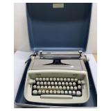 Vintage Royal typewriter in Case Vintage Royal typewriter in Case