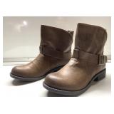 No Parking size 8 boots w/ box No Parking size 8 boots w/ box
