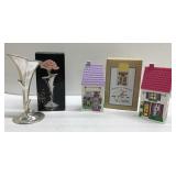 Cute plastic houses & bud vase (metal) Cute plastic houses & bud vase (metal)