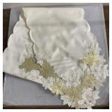 Pretty Christmas 50' table runner