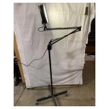 NICE hobby magnifying lignt on castors-5 foot tall