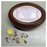 Trinket box with vintage items Trinket box with vintage items