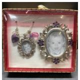 Pretty necklace & frame gift set