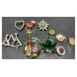 Brooches & pins Brooches & pins