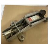 Floor jack-Works no handle Floor jack-Works no handle