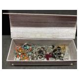 Jewelry box and jewelry