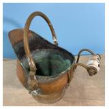 Copper kettle with porcelain handle and lion Copper kettle with porcelain handle and lion