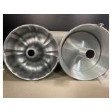 Vintage Mirro bundt pan & newer pan Vintage Mirro bundt pan & newer pan