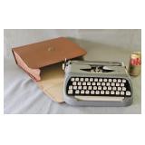 Royal Royalite Manual Portable Typewriter w/ Case