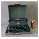 Underwood Universal Manual Typewriter with Hard