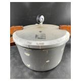 Pressure cooker with accessories, no weight