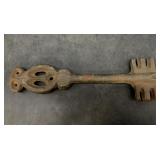Cast iron key dï¿½cor 11"
